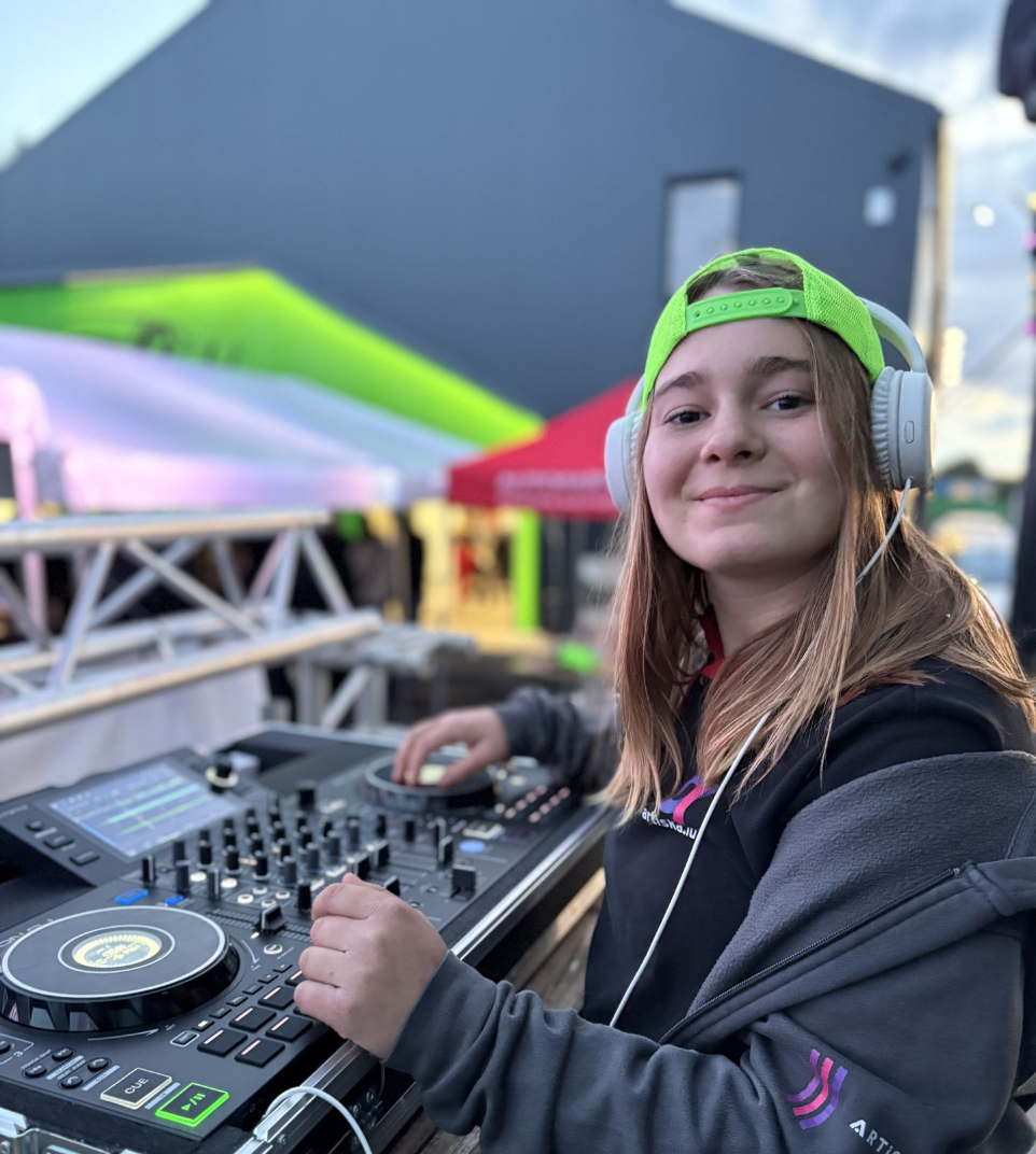     Photo Ayleen : DJ Woolfy aux platines lors d'un événement ARTISKA