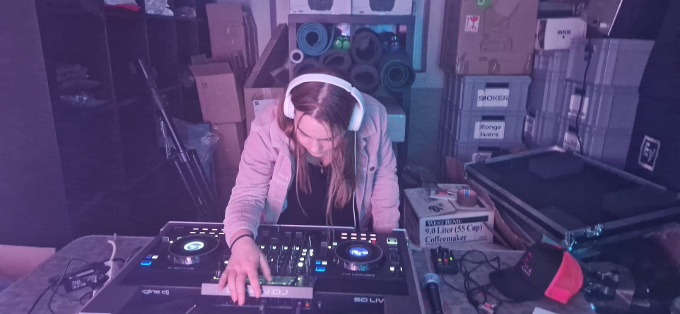     Photo Ayleen : DJ Woolfy aux platines lors d'un événement ARTISKA