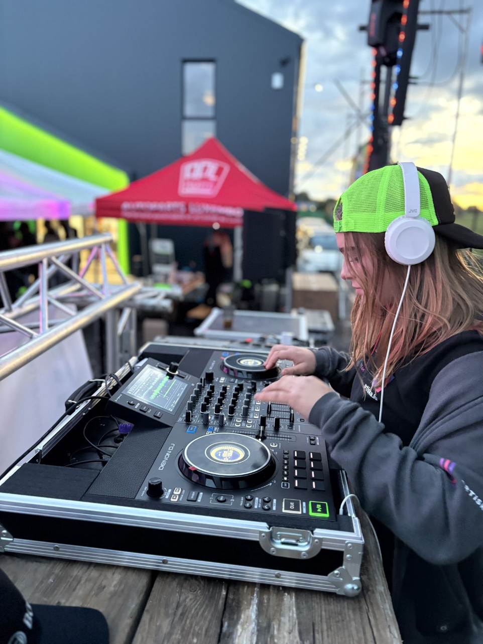     Photo Ayleen : DJ Woolfy aux platines lors d'un événement ARTISKA