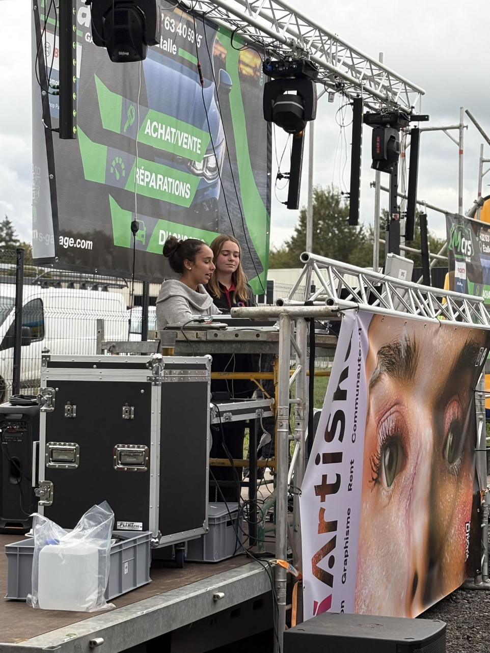     Photo Ayleen : DJ Woolfy aux platines lors d'un événement ARTISKA